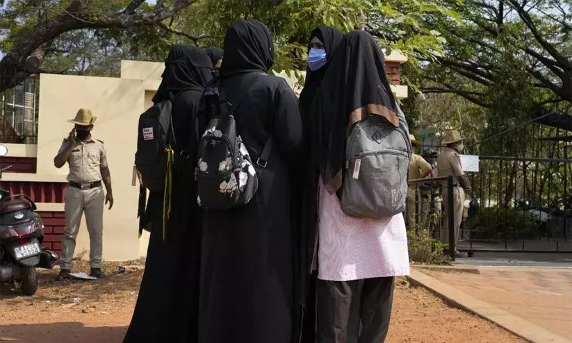 ഹിജാബ് ധരിച്ച് പരീക്ഷ എഴുതാൻ അനുവദിക്കണം, ഞങ്ങളുടെ ഭാവി തകർക്കരുത് -കർണാടക മുഖ്യമന്ത്രിയോട് ആലിയ ആസാദി ഹിജാബ് ധരിച്ച് പരീക്ഷ എഴുതാൻ അനുവദിക്കണം, ഞങ്ങളുടെ ഭാവി തകർക്കരുത് -കർണാടക മുഖ്യമന്ത്രിയോട് ആലിയ ആസാദി