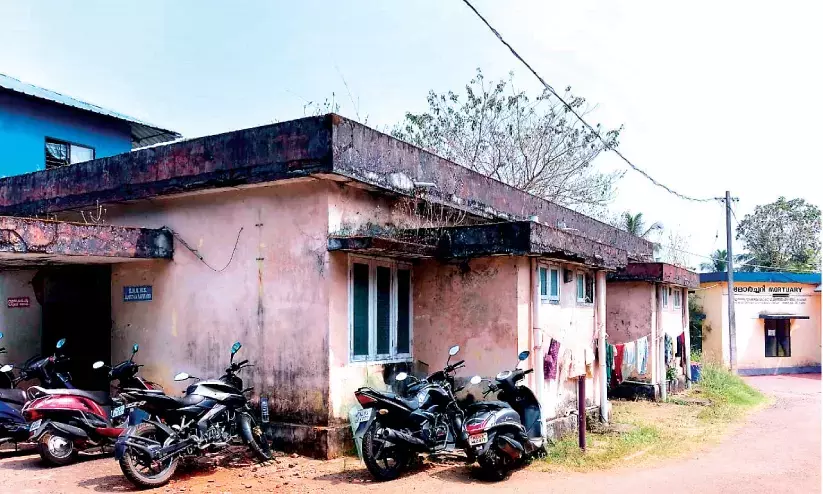 പെരിന്തൽമണ്ണ ജില്ല ആശുപത്രിയിൽ പുതിയ ഒ.പി ബ്ലോക്ക് നിർമിക്കൽ; പഴയ കെട്ടിടം പൊളിക്കൽ ത്രിശങ്കുവിൽ പെരിന്തൽമണ്ണ ജില്ല ആശുപത്രിയിൽ പുതിയ ഒ.പി ബ്ലോക്ക് നിർമിക്കൽ; പഴയ കെട്ടിടം പൊളിക്കൽ ത്രിശങ്കുവിൽ