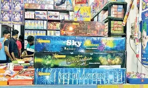 പടക്ക വിപണിയിൽ ആവേശപ്പൂത്തിരി