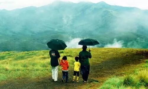 മാടിവിളിച്ച് മഴയും കുളിരും; സഞ്ചാരികൾ ഇടുക്കിയിലേക്ക് മാടിവിളിച്ച് മഴയും കുളിരും; സഞ്ചാരികൾ ഇടുക്കിയിലേക്ക്