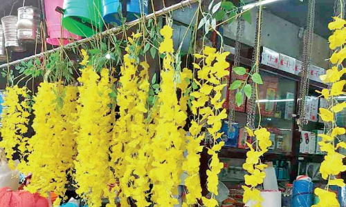 അഴക് നിറച്ച് സ്വർണവർണങ്ങളുമായി പ്ലാസ്റ്റിക് പൂക്കൾ