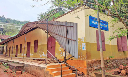 തോട്ടുമുക്കത്ത് സ്കൂൾ മേൽക്കൂര തകർന്നുവീണു