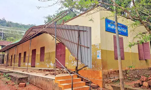 തോട്ടുമുക്കത്ത് സ്കൂൾ മേൽക്കൂര തകർന്നുവീണു