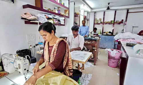 ജീവിതം തുന്നിപ്പിടിപ്പിക്കാൻ പാടുപെട്ട് ഇവർ