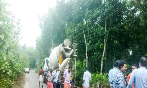 കോണ്‍ക്രീറ്റ് മാലിന്യം തോട്ടിലൊഴുക്കി;  നാട്ടുകാര്‍ ലോറി തടഞ്ഞു