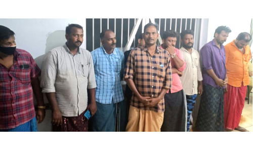 ചീട്ടുകളി സംഘം അറസ്റ്റിൽ: 1.43 ലക്ഷം രൂപയും വാഹനങ്ങളും പിടിച്ചെടുത്തു