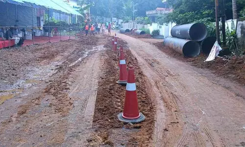 കിൻഫ്ര കുടിവെള്ള പദ്ധതിക്ക് പൈപ്പിടൽ ആരംഭിച്ചു ; റോഡ് താഴുന്നതിൽ ആശങ്കയറിയിച്ച് നാട്ടുകാർ കിൻഫ്ര കുടിവെള്ള പദ്ധതിക്ക് പൈപ്പിടൽ ആരംഭിച്ചു ; റോഡ് താഴുന്നതിൽ ആശങ്കയറിയിച്ച് നാട്ടുകാർ