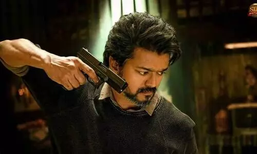 ഇന്ത്യയെ രക്ഷിക്കാനെത്തുന്ന നായകൻ, വിജയ് ആറാടുകയാണ്...