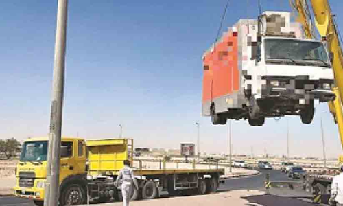 അലക്ഷ്യമായി നിർത്തിയിട്ട 11 കാറുകളും നാല് മൊബൈൽ ബഖാലകളും പി​ടി​കൂ​ടി