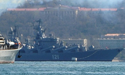 റഷ്യൻ പടക്കപ്പൽ മിസൈലാക്രമണത്തിൽ തകർന്നു