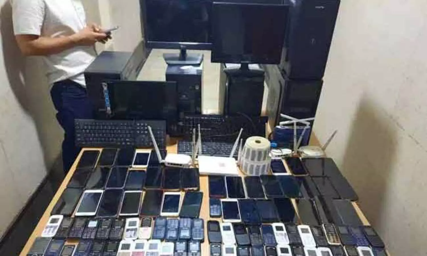 വ്യാജ കോൾ സെന്ററിൽ റെയ്ഡ്; എട്ട് പേർ അറസ്റ്റിൽ