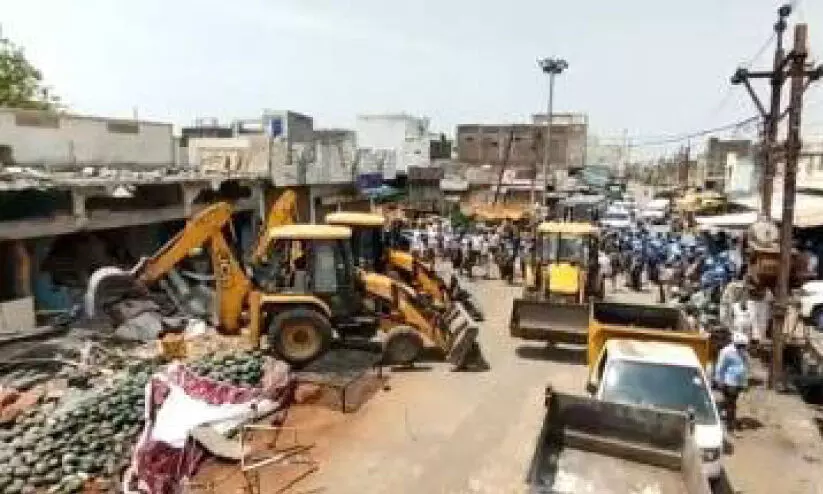 വ​ർ​ഗീ​യാ​തി​ക്ര​മ​ത്തി​നു പി​ന്നാ​ലെ സ​ർ​ക്കാ​ർ അ​ക്ര​മ​വും; ഖാ​ർ​ഗാ​വി​ൽ അ​നീ​തി​യു​ടെ ഘോ​ഷ​യാ​ത്ര