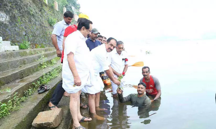 അരയ്ക്കുതാഴെ ശേഷിയില്ലാത്ത രതീഷ് നീന്തിക്കയറി; പെരിയാറിന്‍റെ ചരിത്രത്തിലേക്ക്