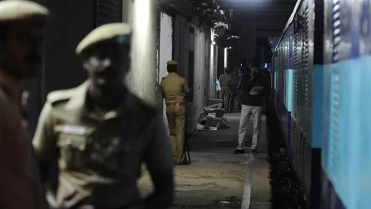 ട്രെയിനില് കടത്തിക്കൊണ്ടുവന്ന 14.79 ലിറ്റര് മദ്യം പിടികൂടി ട്രെയിനില് കടത്തിക്കൊണ്ടുവന്ന 14.79 ലിറ്റര് മദ്യം പിടികൂടി