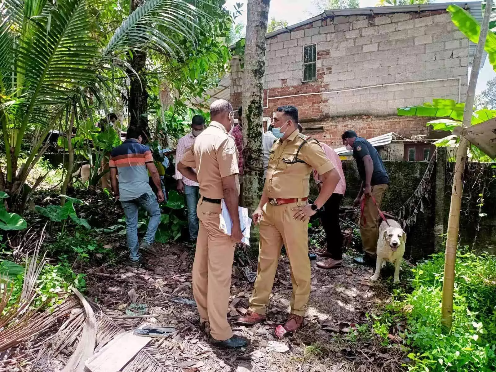 മൂന്നംഗ സംഘം ബോംബെറിഞ്ഞ് യുവാവിന്റെ കാൽ തകർത്ത സംഭവം; പ്രതികളുടെ വീട്ടിൽ നിന്ന് ബോംബുകൾ കണ്ടെത്തി മൂന്നംഗ സംഘം ബോംബെറിഞ്ഞ് യുവാവിന്റെ കാൽ തകർത്ത സംഭവം; പ്രതികളുടെ വീട്ടിൽ നിന്ന് ബോംബുകൾ കണ്ടെത്തി
