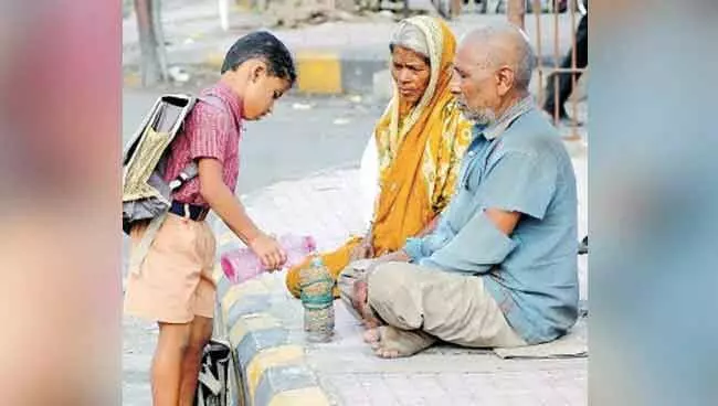 തെരുവിൽ വൃദ്ധ ദമ്പതികൾക്ക് വെള്ളം നൽകുന്ന വിദ്യാർഥിയുടെ ചിത്രം തരംഗമായി തെരുവിൽ വൃദ്ധ ദമ്പതികൾക്ക് വെള്ളം നൽകുന്ന വിദ്യാർഥിയുടെ ചിത്രം തരംഗമായി