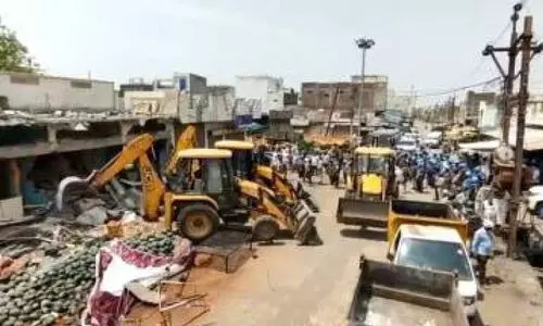 വ​ർ​ഗീ​യാ​തി​ക്ര​മ​ത്തി​നു പി​ന്നാ​ലെ സ​ർ​ക്കാ​ർ അ​ക്ര​മ​വും; ഖാ​ർ​ഗാ​വി​ൽ അ​നീ​തി​യു​ടെ ഘോ​ഷ​യാ​ത്ര