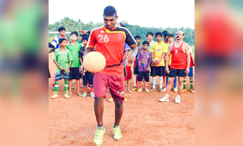 തെരുവിലെ ദുരിതകാല ഓർമകൾ കരുത്താക്കി ബിബിൻ അജയൻ കേരളത്തിനായി ബൂട്ടുകെട്ടും തെരുവിലെ ദുരിതകാല ഓർമകൾ കരുത്താക്കി ബിബിൻ അജയൻ കേരളത്തിനായി ബൂട്ടുകെട്ടും