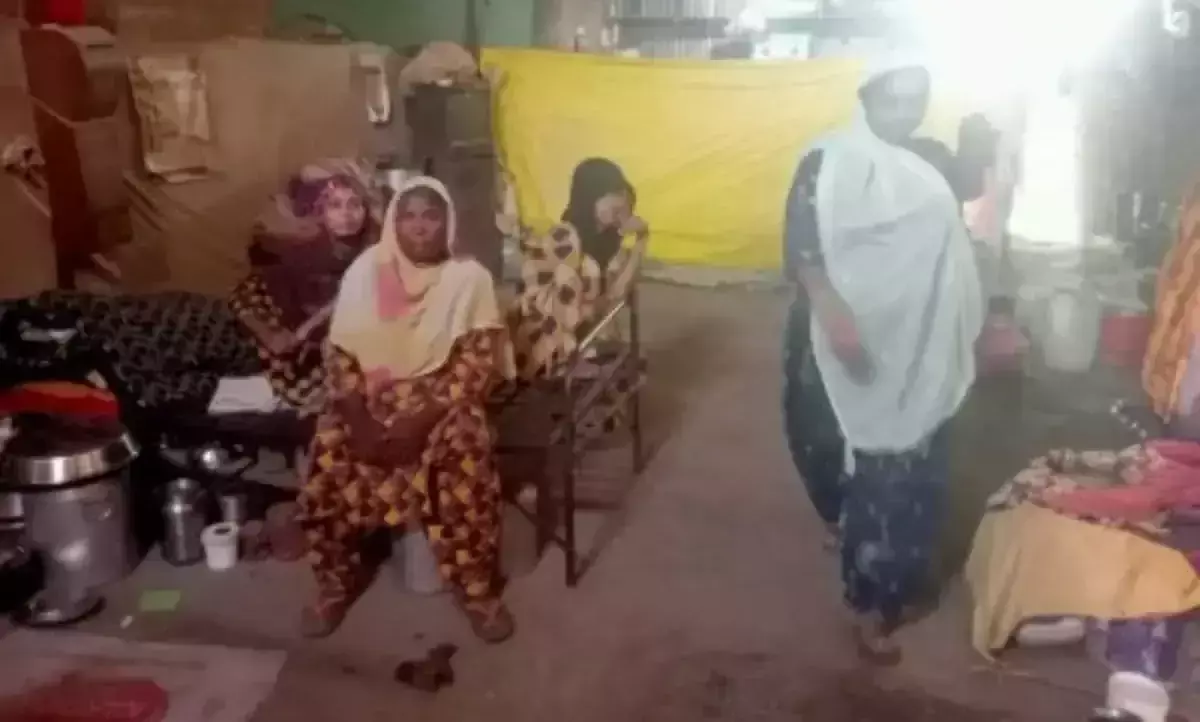 സർക്കാർ നൽകിയ വീട് സർക്കാർ തന്നെ ​തകർത്തു; കുടുംബം കഴിയുന്നത് എരുമത്തൊഴുത്തിൽ