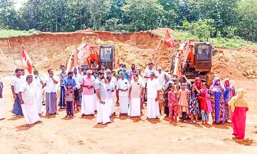 സ്റ്റോപ് മെമ്മോ കാറ്റില്‍പറത്തി മണ്ണെടുപ്പ്; സി.പി.എമ്മിന്‍റെ നേതൃത്വത്തില്‍ തടഞ്ഞു