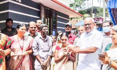 ജപ്തി ഒഴിവാക്കി; താക്കോൽദാനം നിർവഹിച്ച് ബാങ്ക് അധികാരികൾ