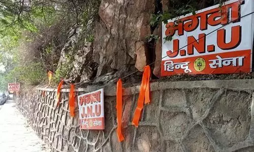 ജെ.എൻ.യു കവാടത്തിൽ കാവിക്കൊടി നാട്ടി ഹിന്ദുസേന