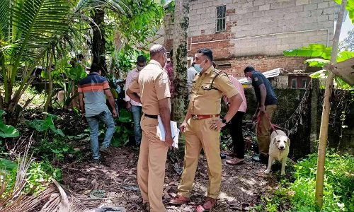 മൂന്നംഗ സംഘം ബോംബെറിഞ്ഞ് യുവാവിന്‍റെ കാൽ തകർത്ത സംഭവം; പ്രതികളുടെ വീട്ടിൽ നിന്ന് ബോംബുകൾ കണ്ടെത്തി