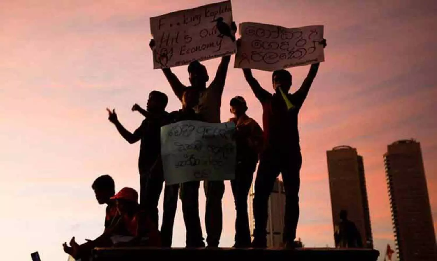 Sri Lankan police removed trucks from the protest site