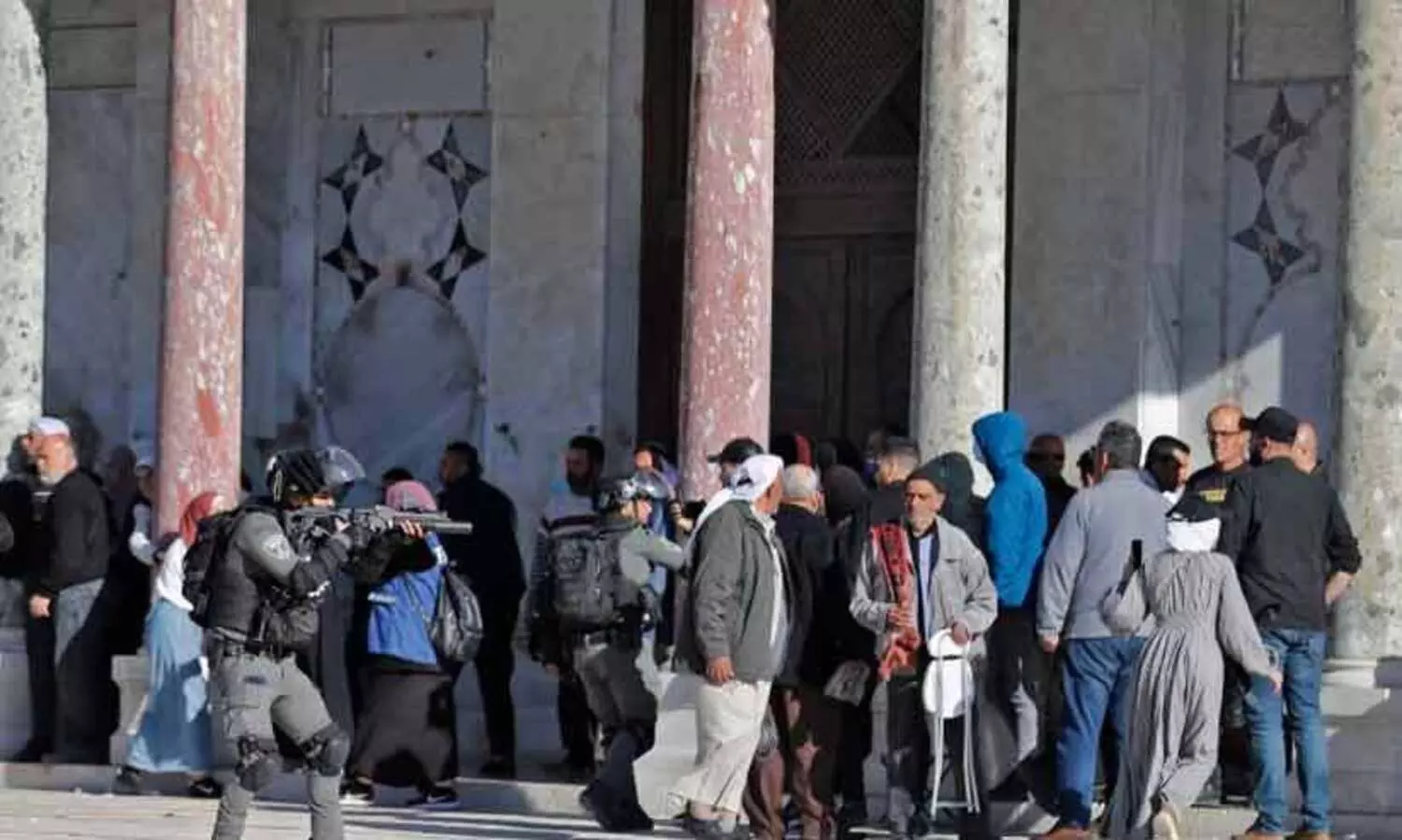 Israeli forces attacks Al-Aqsa mosque