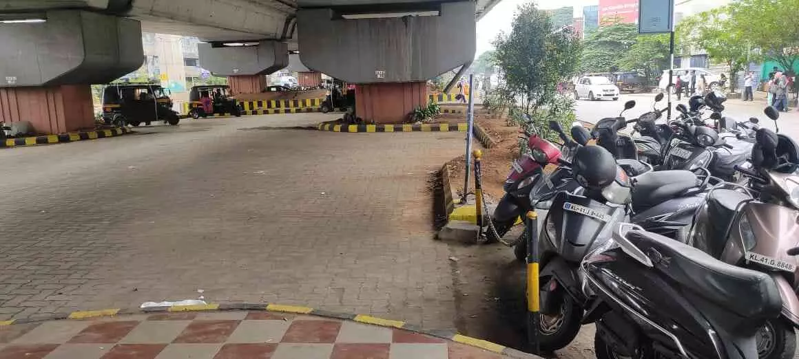 മാർക്കറ്റ് മേൽപ്പാലത്തിനടിയിലെ പാർക്കിങ് ഏരിയയിൽ ഓട്ടോറിക്ഷ - ലോറി ഡ്രൈവർമാരുടെ കൈയ്യേറ്റം