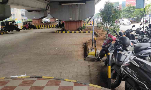 മാർക്കറ്റ് മേൽപ്പാലത്തിനടിയിലെ പാർക്കിങ് ഏരിയയിൽ ഓട്ടോറിക്ഷ - ലോറി ഡ്രൈവർമാരുടെ കൈയ്യേറ്റം