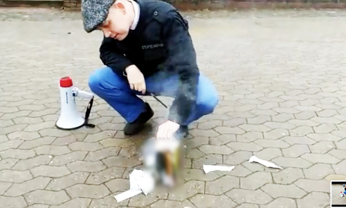 സ്വീഡനിൽ തീവ്ര വലതുപക്ഷ പാർട്ടി നേതാവ് പൊതുസ്ഥലത്ത് ഖുർആൻ കത്തിച്ചു