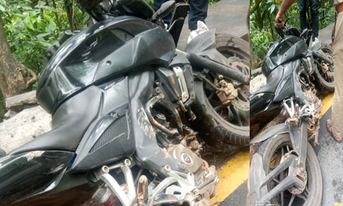 ചുരത്തില്‍ ബൈക്കിന് മുകളിലേക്ക് കല്ല് ഉരുണ്ട് വീണു; യുവാക്കള്‍ക്ക് പരിക്ക്