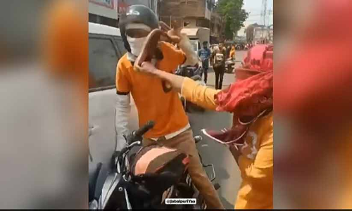 പൊതുമധ്യത്തിൽ ഡെലിവറി ജീവനക്കാരനെ ചെരുപ്പൂരിയടിച്ച് യുവതി VIDEO