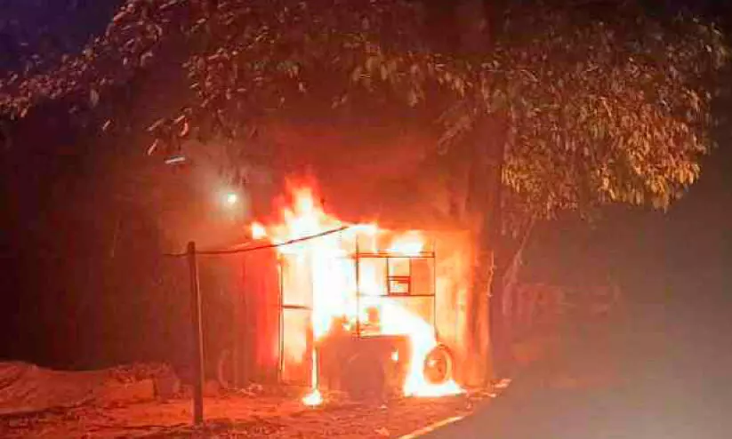 ഗ്യാസ് സിലിണ്ടർ പൊട്ടിത്തെറിച്ച് കട കത്തിനശിച്ചു ഗ്യാസ് സിലിണ്ടർ പൊട്ടിത്തെറിച്ച് കട കത്തിനശിച്ചു