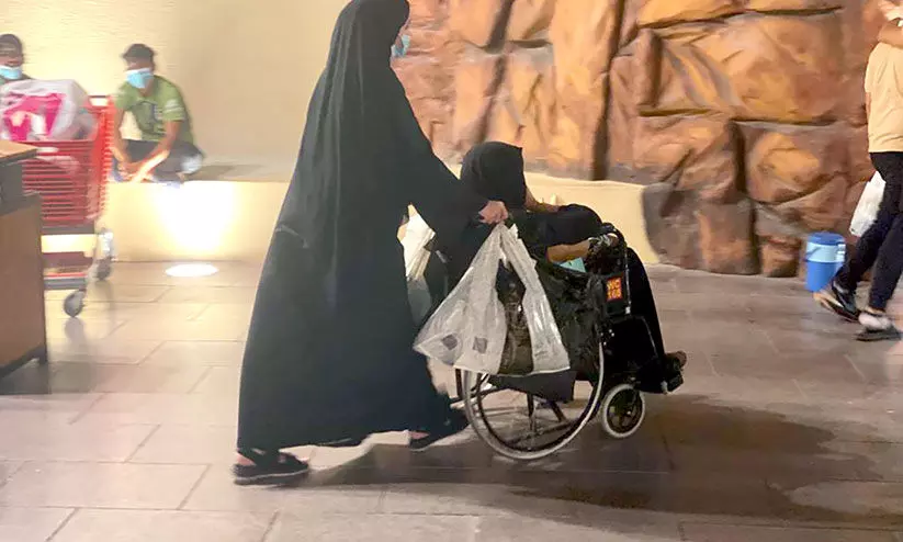 സ്നേഹത്തിന്റെ കഥ പറയുന്ന വീൽചെയറുകൾ സ്നേഹത്തിന്റെ കഥ പറയുന്ന വീൽചെയറുകൾ