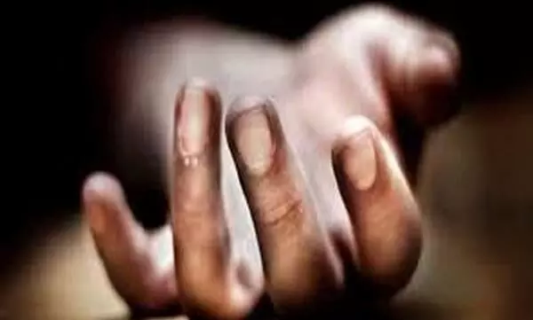 ഭാര്യയെയും മകനെയും കൊലപ്പെടുത്തി യുവാവ് ഭാര്യയെയും മകനെയും കൊലപ്പെടുത്തി യുവാവ്