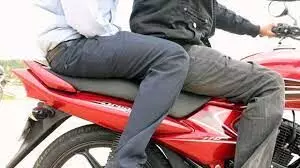 പാലക്കാട് ഇരുചക്രവാഹനങ്ങളിൽ പിൻസീറ്റ് യാത്രക്ക് വിലക്ക് പാലക്കാട് ഇരുചക്രവാഹനങ്ങളിൽ പിൻസീറ്റ് യാത്രക്ക് വിലക്ക്