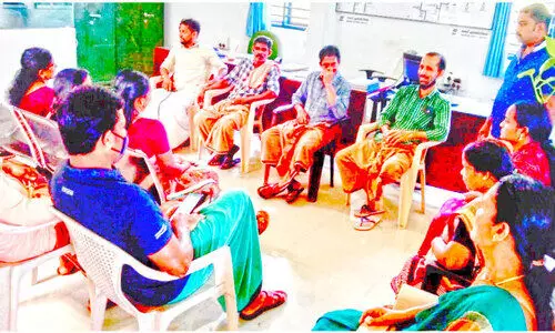 വോൾട്ടേജ് ക്ഷാമം; വിഷു ദിനത്തിൽ കെ.എസ്.ഇ.ബി ഓഫിസിനു മുന്നിൽ നാട്ടുകാരുടെ കുത്തിയിരിപ്പു സമരം