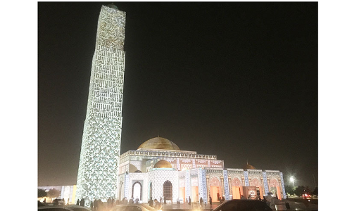 പുണ്യങ്ങളോടൊപ്പം വർണങ്ങളും പെയ്തിറങ്ങുന്ന അജ്മാനിലെ പള്ളി