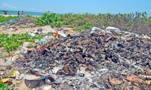 പയ്യാമ്പലത്ത് മാലിന്യ വേലിയേറ്റം