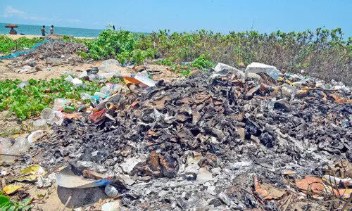 പയ്യാമ്പലത്ത് മാലിന്യ വേലിയേറ്റം