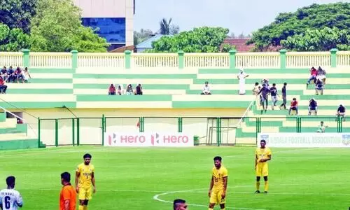 അസമയത്ത് ആദ്യ കളി; കാണികളൊഴിഞ്ഞ് കോട്ടപ്പടി സ്റ്റേഡിയം അസമയത്ത് ആദ്യ കളി; കാണികളൊഴിഞ്ഞ് കോട്ടപ്പടി സ്റ്റേഡിയം