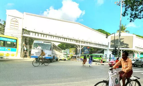 റോഡ് മുറിച്ചുകടക്കാം ഇനി ആശങ്കയില്ലാതെ; കിഴക്കേകോട്ടയിൽ ആകാശപാത ഒരുങ്ങി