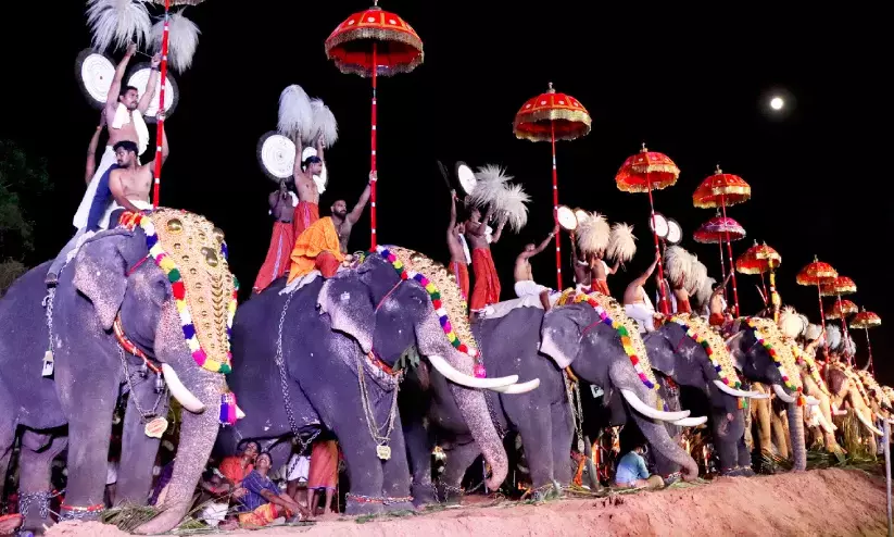 മനം നിറച്ച് കൊല്ലം പൂരം