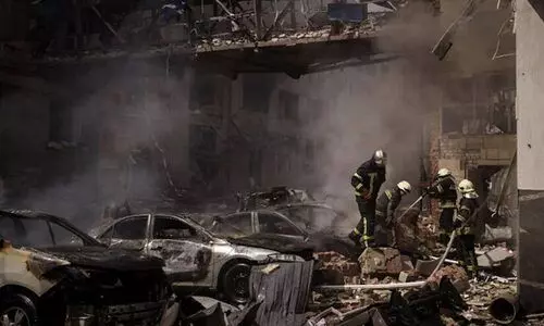 കിയവിൽ ആക്രമണം ശക്തമാക്കി റഷ്യ: കുടിയിറക്കപ്പെട്ട യുക്രെയ്ൻ പൗരൻമാർക്ക് വീടുകൾ വാഗ്ദാനം ചെയ്ത് സെലെൻസ്‌കി