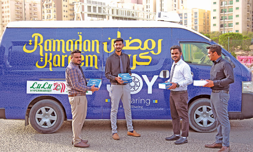 ലു​ലു ഹൈ​പ്പ​ർ​മാ​ർ​ക്ക​റ്റ് ജോ​യ് ഓ​ഫ് ഷെ​യ​റി​ങ്​ കാ​മ്പ​യി​ൻ ന​ട​ത്തു​ന്നു