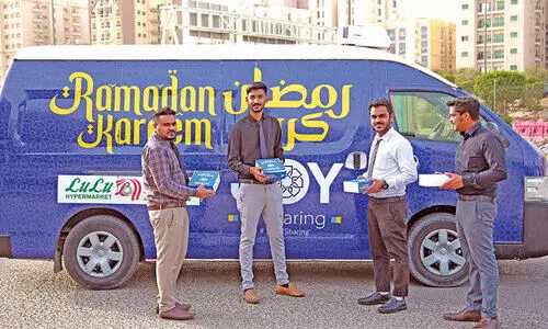 ലു​ലു ഹൈ​പ്പ​ർ​മാ​ർ​ക്ക​റ്റ് ജോ​യ് ഓ​ഫ് ഷെ​യ​റി​ങ്​ കാ​മ്പ​യി​ൻ ന​ട​ത്തു​ന്നു