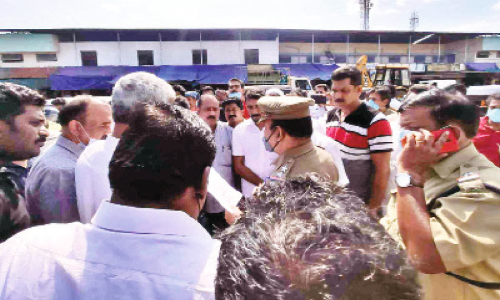 കൈയേറ്റം ഒഴിപ്പിക്കാനെത്തിയ നഗരസഭ ഉദ്യോഗസ്ഥരെ തടഞ്ഞു