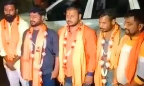 മുസ്‍ലിംകളുടെ കട തകർത്ത കേസിൽ ജാമ്യത്തിലിറങ്ങിയ പ്രതികളെ തണ്ണിമത്തൻ പൊട്ടിച്ച് സ്വീകരിച്ച് ശ്രീരാമസേന